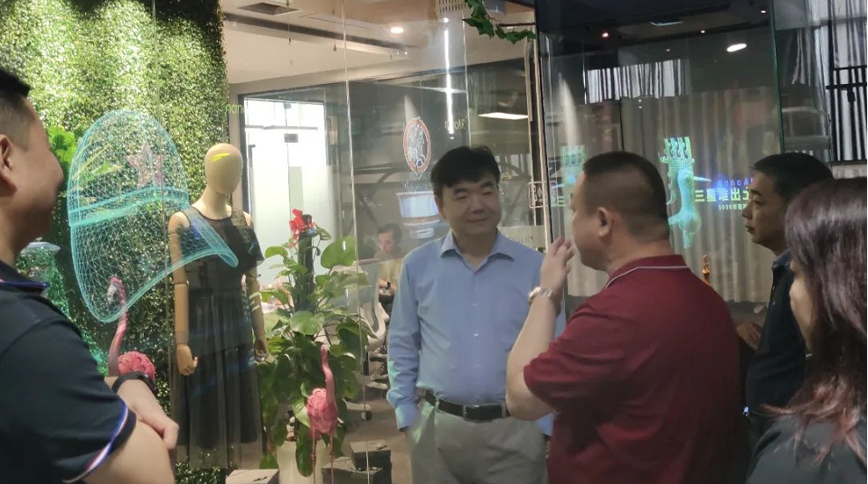 南開校友企業(yè)家聯(lián)誼會文飚主席等一行蒞臨光子晶體科技參觀指導(dǎo)