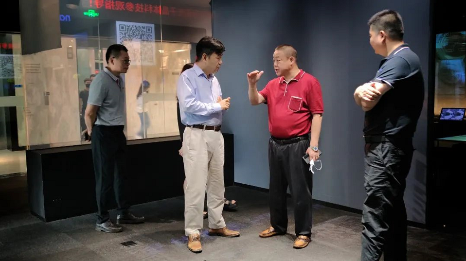 南開校友企業(yè)家聯(lián)誼會文飚主席等一行蒞臨光子晶體科技參觀指導(dǎo)