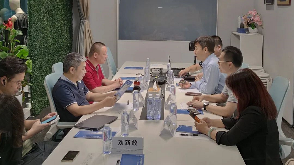 南開校友企業(yè)家聯(lián)誼會文飚主席等一行蒞臨光子晶體科技參觀指導(dǎo)