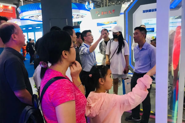 獲政府邀請(qǐng)亮相高交會(huì)，『光子芯片透明屏』火爆全場(chǎng)