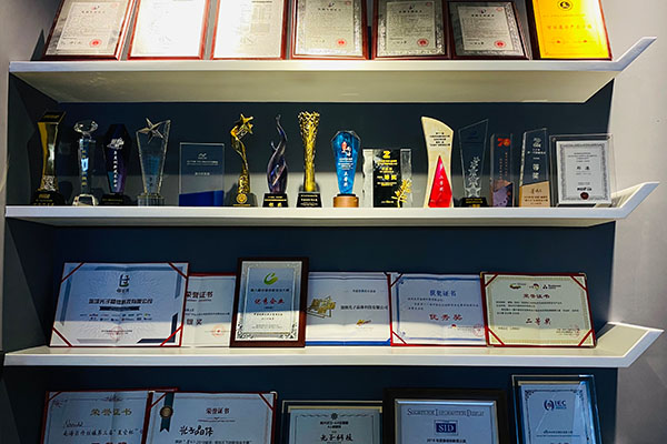 中央電視臺(tái)CCTV10科教頻道對(duì)光子芯片透明屏專題報(bào)道